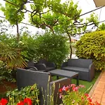 Lovely Flat Just Steps From The Apartment *