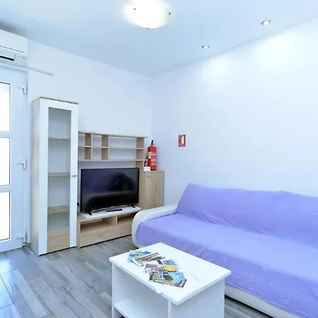 Apartment Lovely Flat Just Steps From The