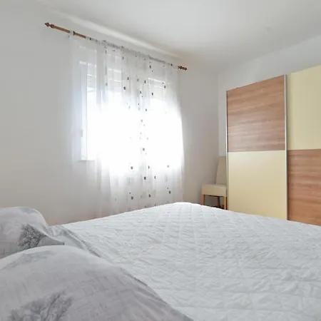 Lovely Flat Just Steps From The Fazana