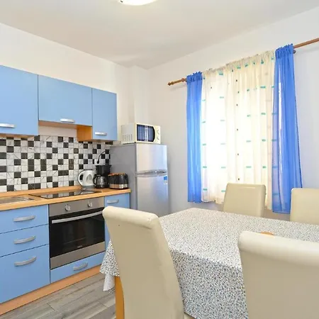 Apartamento Lovely Flat Just Steps From The Fažana
