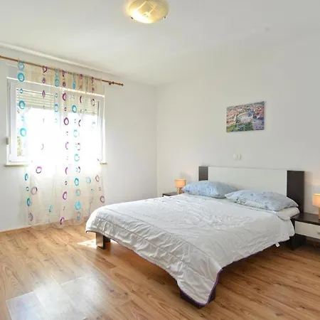 Apartment Lovely Flat Just Steps From The Fazana