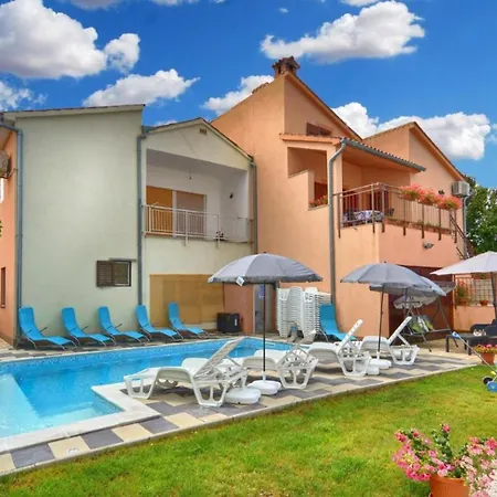 Apartment Lovely Flat Just Steps From The